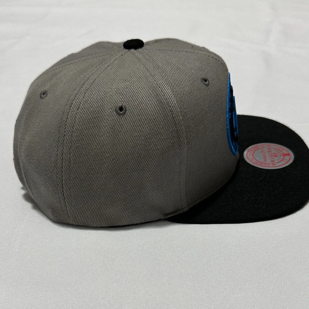 Mitchell & Ness Brooklyn New York Gray and Black Snapback Cap Basketball